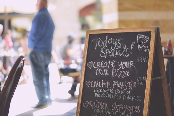 There are a ton of easy dinner recipes on the web, but some days you just want (and need) to have dinner out. Restaurant food is expensive, so why not use these tips and tricks to save money at restaurants. 