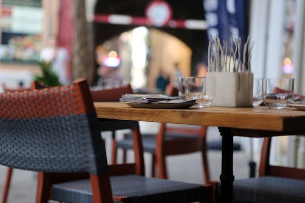There are a ton of easy dinner recipes on the web, but some days you just want (and need) to have dinner out. Restaurant food is expensive, so why not use these tips and tricks to save money at restaurants. 